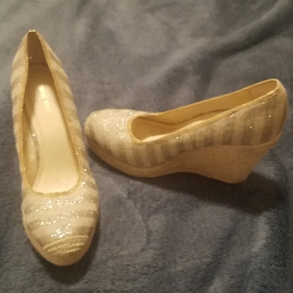 Nine west striped gold tan platform shoe